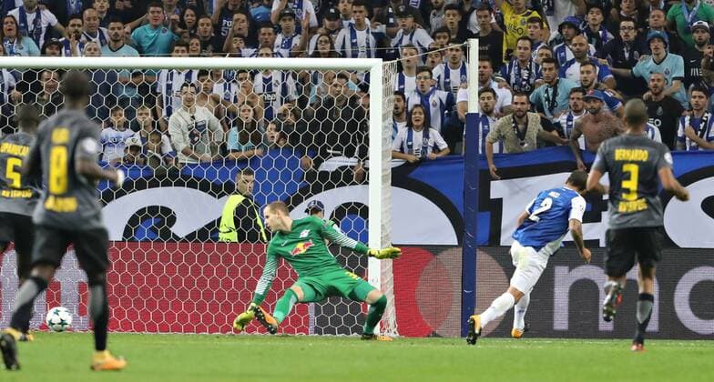 FC Porto RB Leipzig Soccer Champions League Porto 01 11 2017 Estadio do Dragao Football UEFA Champions League Group G 4 Gameday FC Porto vs RB Leipzig 3 1 1 0 Pictured goal for Porto Maxi Pereira 2 Porto 2 vr take on goalkeeper Peter Gulacsi 32 Leipzig 3 1