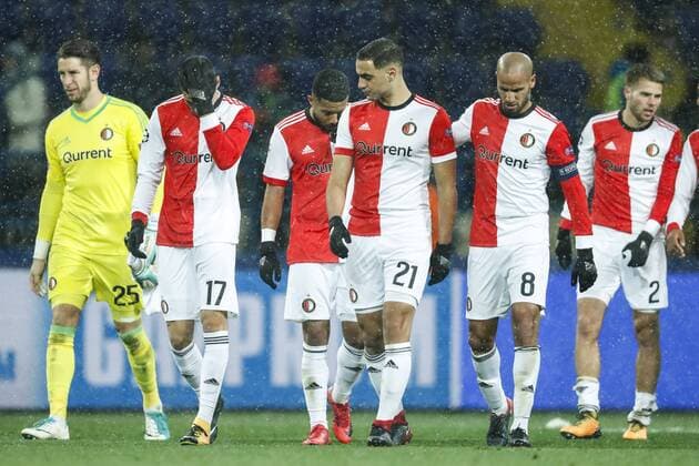 (l-r) keeper Brad Jones of Feyenoord, Kevin Diks of Feyenoord , Tonny Vilhena of Feyenoord, Sofyan Amrabat of Feyenoord, Karim El Ahmadi of Feyenoord, Bart Nieuwkoop of Feyenoord during the UEFA Champions League group F match between Shakhtar Donetsk and Feyenoord Rotterdam at Metalist Stadium on November 01, 2017 in Kharkiv, Ukraine UEFA Champions League 2017 2018 xVIxVIxImagesx xMauricexvanxSteenxIVx 9184803