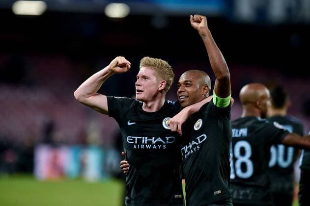 Themen der Woche - SPORT Bilder des Tages - SPORT Fabian Delph of Manchester City and Kevin De Bruyne of Manchester City celebrate the victory during the UEFA Champions League group F match between Napoli and Manchester City at Stadio San Paolo Naples Italy on 1 November 2017 Photo by Giuseppe Maffia  xGiuseppexMaffiax xUKSPx AFP7x xNapolixvxManchesterxCity,xItaly,xNovx1thx2017x
