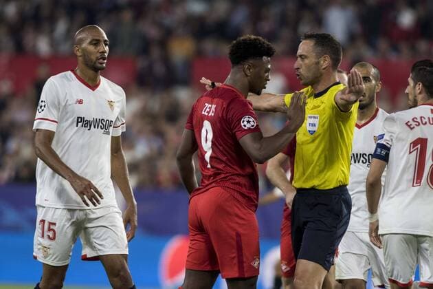 November 1, 2017 - Seville, Spain - Ze Luis of Spartak (C ) discusses with the referee during the UEFA Champions League Group E soccer match between Sevilla FC and Spartak Moskva at Estadio Ramon Sanchez Pizjuan Soccer 2017 - Sevilla FC vs Spartak Moskva - ZUMAa142 20171101_zap_a142_040 Copyright: xDanielxGonzalezxAcunax