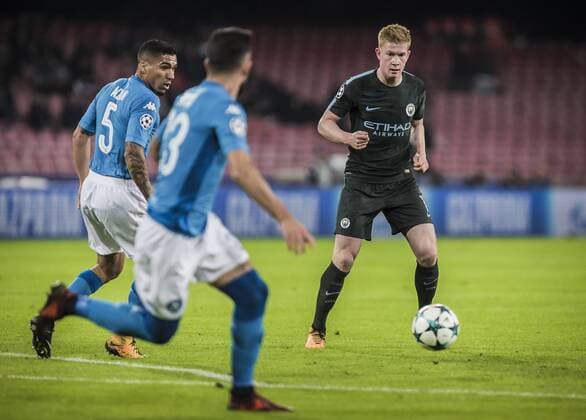 1st November 2017, Stadio San Paolo, Naples, Italy; UEFA Champions League, Napoli versus Manchester City; Midfielder Kevin De Bruyne of Manchester City in action on the ball  ActionPlus11946959