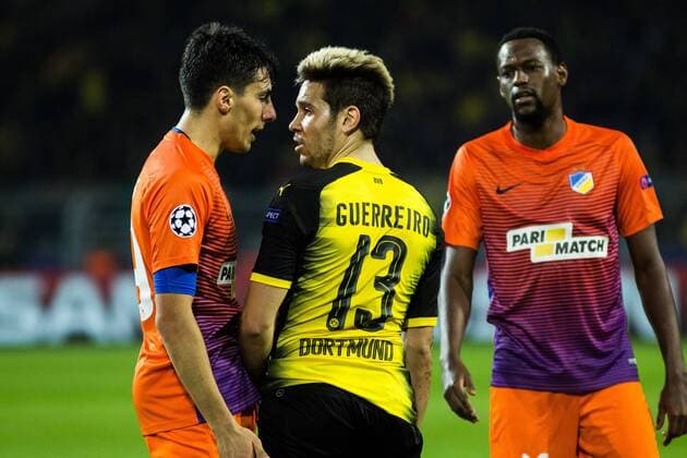 GER UEFA CL Borussia Dortmund GER vs Apoel Nicosia CYP 01 11 2017 Signal Iduna Park Dortmund GER UEFA CL Borussia Dortmund GER vs Apoel Nicosia CYP pictured picture shows Raphael Guerreiro Borussia Dortmund 13 with Praxitelis Vouros Apoel Nicosia 29 in verbal duel nordphotox xRauch nph00251