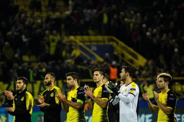 GER UEFA CL Borussia Dortmund GER vs Apoel Nicosia CYP 01 11 2017 Signal Iduna Park Dortmund GER UEFA CL Borussia Dortmund GER vs Apoel Nicosia CYP in picture picture shows the players of BVB thank the fans after the final whistle nordphotox xRauch nph00251