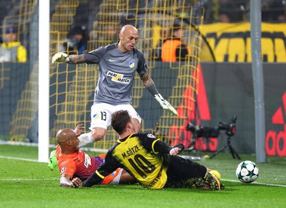 Wednesday 01 11 2017 Season 2017 2018 UEFA Champions League 4 Matchday in Dortmund Signal Iduna Park BVB 09 Borussia Dortmund Apoel Nicosia Carlao Carlos Roberto da Cruz Junior Apoel and Nauzet Perez Goalkeeper Apoel against Mario Goetze BVB v l