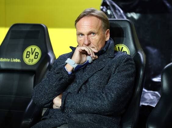 Wednesday 01 11 2017 Season 2017 2018 UEFA Champions League 4 Matchday in Dortmund Signal Iduna Park BVB 09 Borussia Dortmund Apoel Nicosia Hans Joachim Watzke BVB CEO Chairman of the Board of Management on the substitutes bench