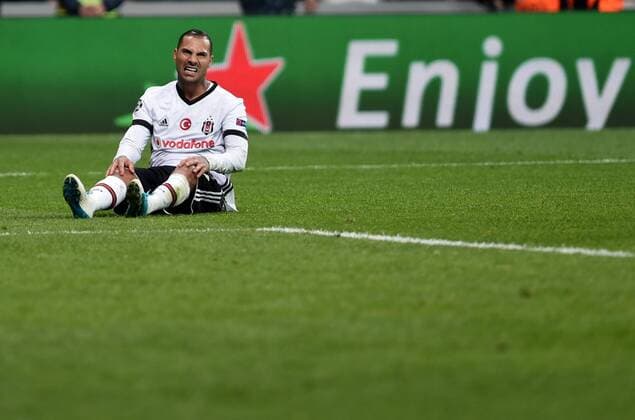 (171102) -- ISTANBUL, Nov. 2, 2017 -- Ricardo Quaresma of Besiktas reacts during the UEFA Championships League Group G match between Turkey s Besiktas and France s Monaco in Istanbul, Turkey, on Nov. 1, 2017. The match ended with a 1-1 draw. ) (SP)TURKEY-ISTANBUL-SOCCER-UEFA CHAMPIONS LEAGUE-BESIKTAS VS MONACO HexCanling 