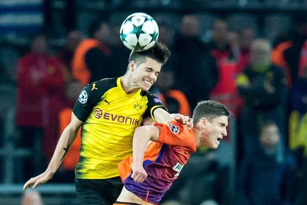 Fußball Champions League Saison 2017 2018 Rückspiel Borussia Dortmund APOEL Nikosia am 01 11 2017 im Signal Iduna Park in Dortmund Nordrhein Westfalen Dortmunds Julian Weigl l geht mit Nikosias Roland Sallai ins Kopfballduell Copyright: xKirchner DavidxInderliedx