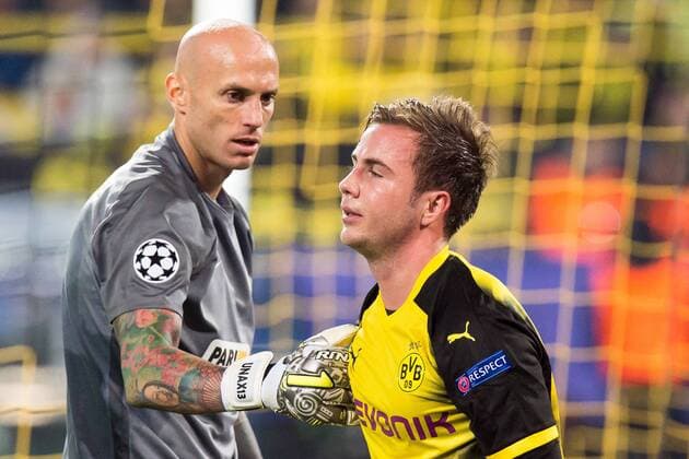 Fußball Champions League Saison 2017 2018 Rückspiel Borussia Dortmund APOEL Nikosia am 01 11 2017 im Signal Iduna Park in Dortmund Nordrhein Westfalen Dortmunds Mario Götze Goetze r läuft an Nikosias Torhueter Nauzet vorbei Copyright: xKirchner DavidxInderliedx