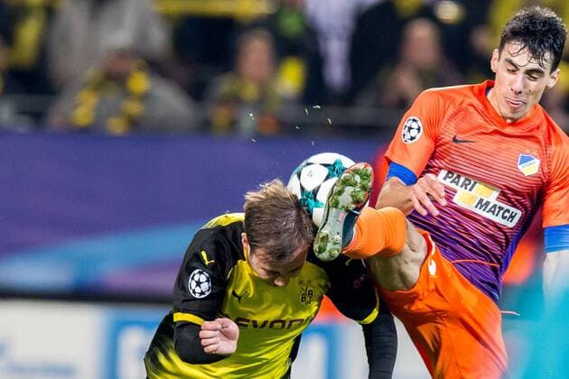 Fußball Champions League Saison 2017 2018 Rückspiel Borussia Dortmund APOEL Nikosia am 01 11 2017 im Signal Iduna Park in Dortmund Nordrhein Westfalen Dortmunds Mario Götze Goetze l wird Nikosias Praxitelis Vouros am Kopf getroffen Copyright: xKirchner DavidxInderliedx