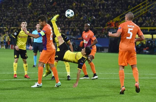 01 11 2017 Soccer Champions League Season 2017 2018 Preliminary Round 4 Matchday Borussia Dortmund APOEL Nicosia 1 1 Fallrueckzieher by Marc Bartra Borussia Dortmund mi Team2