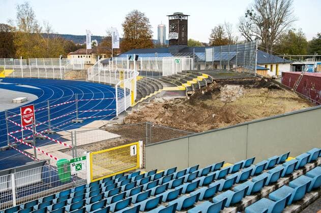 View of the construction work in the Ernst Abbe sports field Jena The home ground of FC Carl Zeiss Jena Construction work for the new floodlight system In the image of the worn block G Ernst Abbe sports field Jena
