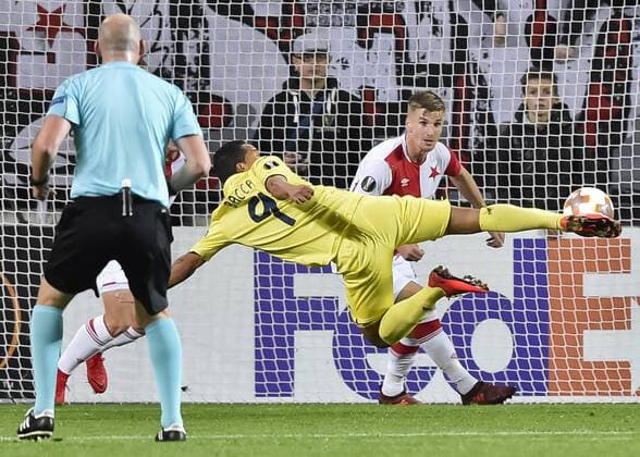 Bilder des Tages - SPORT From left: Referee Bobby Madden, Carlos Bacca of Villarreal and Jakub Jugas of Slavia in action during the UEFA European Soccer League group A 4th round match between Villarreal and Slavia Prague at the Eden stadium in Prague, Czech Republic, November 2, 2017. (CTKxPhoto MichalxKrumphanzl) CTKPhotoP201711021036301  VIS 003