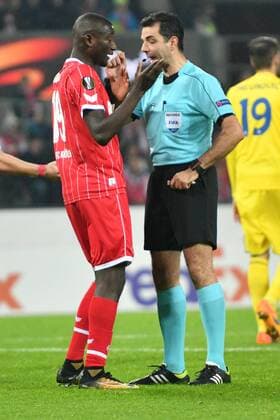 GER 1 FC Köln GER vs BATE Borisov BLR 02 11 2017 RheinEnergieSTADION Cologne Europe Leaque Group Stage 4 Gameday GER 1 FC Köln GER vs BATE Borisov BLR pictured Discussion with the referee Aleksandar Stavrev MKD Referee referee SR Sehrou Guirassy 19 1 FC Koeln nordphotox xMeuter nordphoto 00351