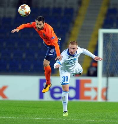 Bilder des Tages - SPORT Alparslan Erdem (L) of Basaksehir and Philipp Ochs 30 of Hoffenhein during the UEFA Europa League group C match between Istanbul Basaksehir and Hoffenheim at Basaksehir Fatih Terim Stadium in Istanbul, Turkey, on November 02, 2017. 