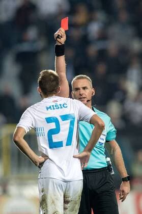 Bilder des Tages - SPORT SOCCER - UEFA EL, Rijeka vs A.Wien RIJEKA,CROATIA,02.NOV.17 - SOCCER - UEFA Europa League, group stage, HNK Rijeka vs FK Austria Wien. Image shows referee Jakob Kehlet (DEN) and Josip Misic (Rijeka). GEPAxpictures xMaticxKlansek