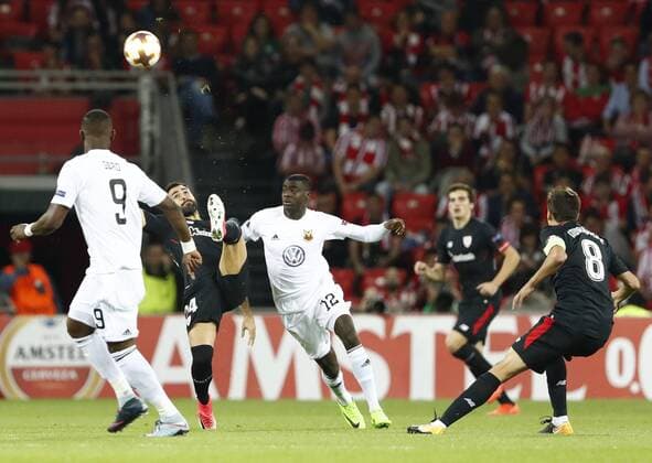 DAVID S BUSTAMANTE 02 11 2017 BILBAO PAIS VASCO Partido correspondiente a la Jornada 4 deL Grupo J de la UEFA Europa League de futbol entre el Athletic de Bilbao y el Ostersunds FK disputado en el Estadio San Mames de Bilbao Mikel Balenziaga Oruesagasti y Ken Sema luchan por el balon  xDAVIDxS.xBUSTAMANTEx xx