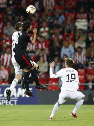 DAVID S BUSTAMANTE 02 11 2017 BILBAO PAIS VASCO Partido correspondiente a la Jornada 4 deL Grupo J de la UEFA Europa League de futbol entre el Athletic de Bilbao y el Ostersunds FK disputado en el Estadio San Mames de Bilbao Mikel San Jose Dominguez y Tom Pettersson en un salto por el balon  xDAVIDxS.xBUSTAMANTEx xx