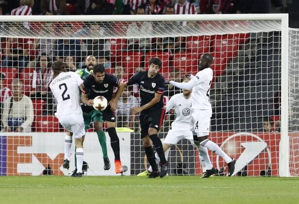DAVID S BUSTAMANTE 02 11 2017 BILBAO PAIS VASCO Partido correspondiente a la Jornada 4 deL Grupo J de la UEFA Europa League de futbol entre el Athletic de Bilbao y el Ostersunds FK disputado en el Estadio San Mames de Bilbao Aly Keita Tom Pettersson y Raul Garcia Escudero en un salto por el balon  xDAVIDxS.xBUSTAMANTEx xx