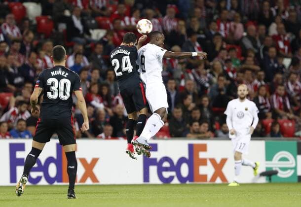DAVID S BUSTAMANTE 02 11 2017 BILBAO PAIS VASCO Partido correspondiente a la Jornada 4 deL Grupo J de la UEFA Europa League de futbol entre el Athletic de Bilbao y el Ostersunds FK disputado en el Estadio San Mames de Bilbao Mikel Balenziaga Oruesagasti y Salisu Abdullhi Gero en un salto por el balon  xDAVIDxS.xBUSTAMANTEx xx