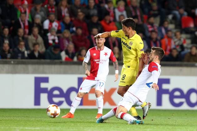 PRAHA 02.11.2017 PILKA NOZNA LIGA EUROPY KOLEJKA 4 GRUPA A SLAVIA PRAHA - VILLARREAL CF SPORT FOOTBALL - UEFA EUROPA LEAGUE ROUND IV GROUP A SLAVIA PRAGA - VILLARREAL CF NZ. PABLO FORNALS (VILLARREAL) JAKUB HROMADA (SLAVIA) FOT. MICHAL CHWIEDUK FOKUSMEDIA.COM.PL NEWSPIX.PL --- Newspix.pl  171102CHW031