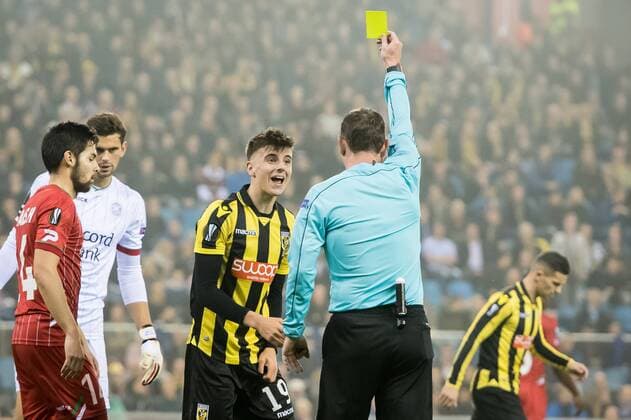 (L-R) Mason Mount of Vitesse, referee Yevhen Aranovskiy during the UEFA Europa League group K match between Vitesse Arnhem and sv Zulte Waregem at Gelredome on November 02, 2017 in Arnhem, The Netherlands UEFA Europa League 2017 2018 xVIxVIxImagesx xRonaldxBonestrooxIVx 9191973