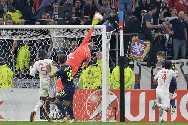 Anthony Lopes lyon vs Jonjoe Kenny everton FOOTBALL Lyon vs Everton Ligue Europa Phase de goupe 02 11 2017 FredericChambert Panoramic 