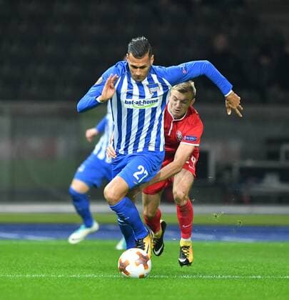 Davie Selke Hertha BSC on the ball behind Dmytro Grechyshkin Luhansk Hertha BSC Berlin Sorja Luhansk Europa League Group stage 1 Gameday Football Soccer Men Men Men Germany Germany Berlin 2 11 2017 Olympiastadion