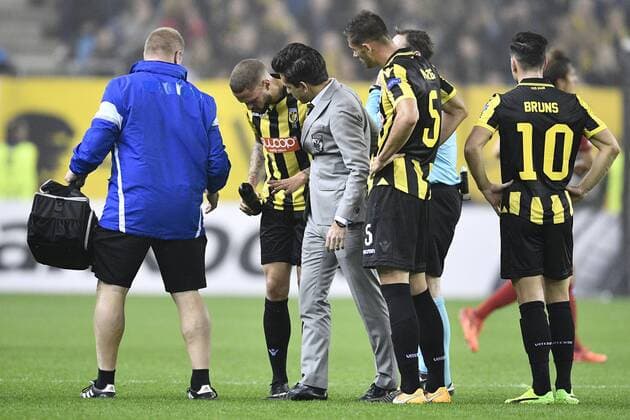 Vitesse s Luc Castaignos leaves the pitch after being injured during a soccer game between Dutch club SBV Vitesse and Belgian team SV Zulte Waregem, Thursday 02 November 2017 in Arnhem, The Netherlands, the fourth game of the group stage (Group K) of the UEFA Europa League competition. YORICKxJANSENS  x05193767x