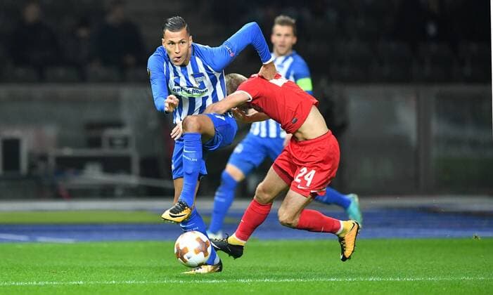 Davie Selke Hertha BSC on the ball behind Dmytro Grechyshkin Luhansk Hertha BSC Berlin Sorja Luhansk Europa League Group stage 1 Gameday Football Soccer Men Men Men Germany Germany Berlin 2 11 2017 Olympiastadion