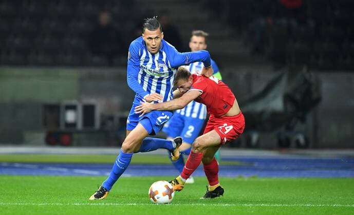 Davie Selke Hertha BSC on the ball behind Dmytro Grechyshkin Luhansk Hertha BSC Berlin Sorja Luhansk Europa League Group stage 1 Gameday Football Soccer Men Men Men Germany Germany Berlin 2 11 2017 Olympiastadion