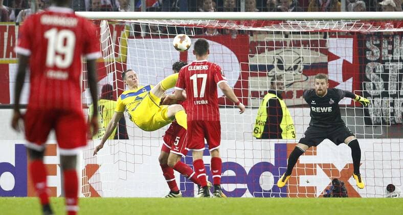 Cologne RheinEnergieStadion 02 11 17 Nikolai Signevich Bate Baryssau L is penalized for the 2 1 Goal against goalkeeper Timo Horn 1 FC Köln in the Europaleague Match between 1 FC Köln vs BATE Baryssau in Season 2017 2018