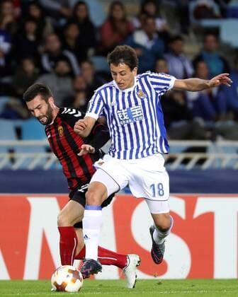 Real Sociedad s Mikel Oyarzabal (R) vies for the ball wih FK Vardar s Darko Glisic during the UEFA Europa League match between Real Sociedad and FK Vardar at the Anoeta stadium in San Sebastian, Basque Country, Spain, 02 November 2017. Real Sociedad vs. FK Vardar !ACHTUNG: NUR REDAKTIONELLE NUTZUNG!  Copyright: xJuanxHerrerox SSB005 20171102-636452560851911078
