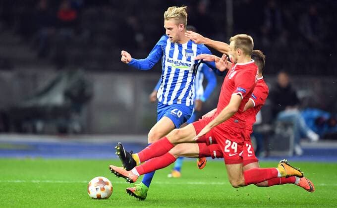 Arne Maier Hertha BSC on the ball right Dmytro Gerwchyshkin and Artem Sukhotskiy Luhansk Hertha BSC Berlin Sorja Luhansk Europa League Group stage 1 Gameday Soccer Soccer Soccer Men Men Maenner Germany Germany Berlin 2 11 2017 Olympiastadion
