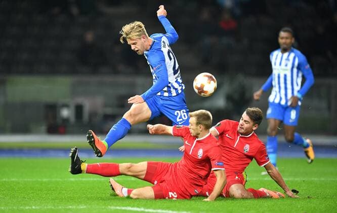 Arne Maier Hertha BSC on the ball in front Dmytro Gerwchyshkin and Artem Sukhotskiy Luhansk Hertha BSC Berlin Sorja Luhansk Europa League Group stage 1 Gameday Soccer Soccer Soccer Men Men Maenner Germany Germany Berlin 2 11 2017 Olympiastadion