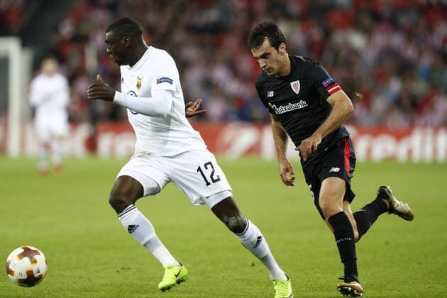 DAVID S BUSTAMANTE 02 11 2017 BILBAO PAIS VASCO Partido correspondiente a la Jornada 4 deL Grupo J de la UEFA Europa League de futbol entre el Athletic de Bilbao y el Ostersunds FK disputado en el Estadio San Mames de Bilbao I?igo Lekue Martinez y Ken Sema luchan por el balon  xDAVIDxS.xBUSTAMANTEx xx
