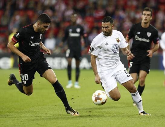 DAVID S BUSTAMANTE 02 11 2017 BILBAO PAIS VASCO Partido correspondiente a la Jornada 4 deL Grupo J de la UEFA Europa League de futbol entre el Athletic de Bilbao y el Ostersunds FK disputado en el Estadio San Mames de Bilbao Saman Ghoddos y Unai Nu?ez Gestoso luchan por el balon  xDAVIDxS.xBUSTAMANTEx xx