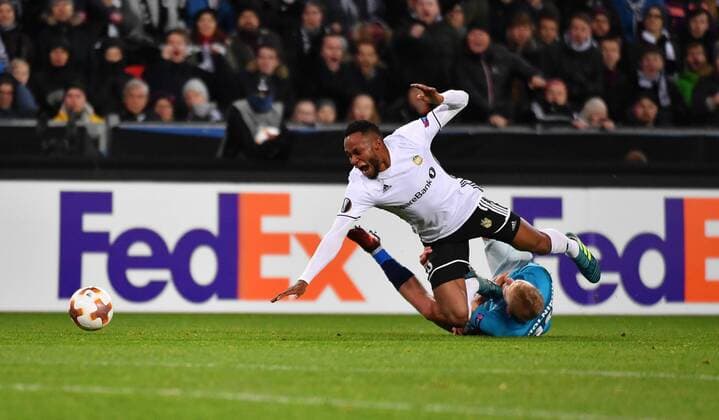 Fotball Menn UEFA Europa League Rosenborg - Zenit Lerkendal Stadium, Trondheim, Norway 2 november 2017 Rosenborgs Samuel Adegbenro blir felt av Zenit s Igor Smolnikov (liggende) Foto : Arve Johnsen, Digitalsport 