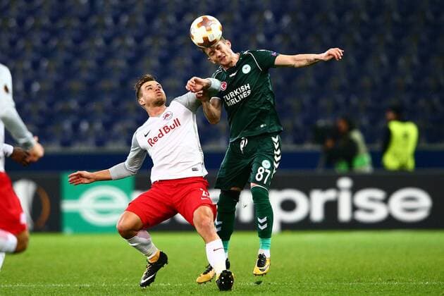 SOCCER - UEFA EL, RBS vs Konyaspor SALZBURG,AUSTRIA,02.NOV.17 - SOCCER - UEFA Europa League, group stage, Red Bull Salzburg vs Atiker Konyaspor. Image shows Fredrik Gulbrandsen (RBS) and Ferhat Oeztorun (Konyaspor). GEPAxpictures xFelixxRoittner