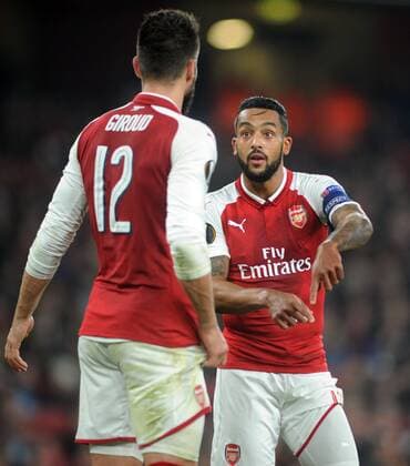 Football - 2017 2018 UEFA Europa League - Group H: Arsenal vs. Red Star Belgrade (Crvena zvezda) Olivier Giroud has a talk with Theo Walcott of Arsenal at The Emirates. COLORSPORT ANDREW COWIE 