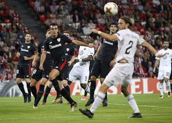 DAVID S BUSTAMANTE 02 11 2017 BILBAO PAIS VASCO Partido correspondiente a la Jornada 4 deL Grupo J de la UEFA Europa League de futbol entre el Athletic de Bilbao y el Ostersunds FK disputado en el Estadio San Mames de Bilbao Unai Nu?ez Gestoso I?igo Lekue Martinez Aymeric Laporte Mikel San Jose Dominguez en un salto por el balon  xDAVIDxS.xBUSTAMANTEx xx