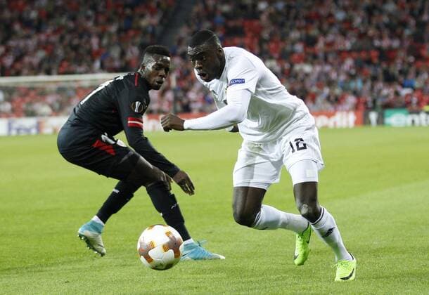 DAVID S BUSTAMANTE 02 11 2017 BILBAO PAIS VASCO Partido correspondiente a la Jornada 4 deL Grupo J de la UEFA Europa League de futbol entre el Athletic de Bilbao y el Ostersunds FK disputado en el Estadio San Mames de Bilbao I?aki Williams Arthuer y Ken Sema luchan por el balon  xDAVIDxS.xBUSTAMANTEx xx