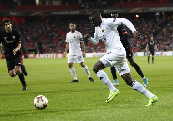 DAVID S BUSTAMANTE 02 11 2017 BILBAO PAIS VASCO Partido correspondiente a la Jornada 4 deL Grupo J de la UEFA Europa League de futbol entre el Athletic de Bilbao y el Ostersunds FK disputado en el Estadio San Mames de Bilbao I?aki Williams Arthuer y Ken Sema luchan por el balon  xDAVIDxS.xBUSTAMANTEx xx