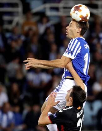 Real Sociedad s Sergio Canales and FK Vardar s Evgen Novak vie for the ball during the UEFA Europa League match between Real Sociedad and FK Vardar at the Anoeta stadium in San Sebastian, Basque Country, Spain, 02 November 2017. Real Sociedad vs. FK Vardar !ACHTUNG: NUR REDAKTIONELLE NUTZUNG!  Copyright: xJuanxHerrerox SSB014 20171102-636452579036285078