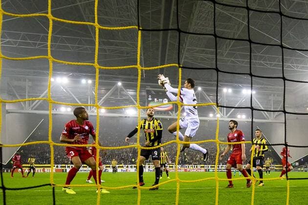 ARNHEM, Vitesse - SV Zulte Waregem, 2-11-2017, voetbal, seizoen 2017-2018, Europa League, stadion de Gelredome, Waregem keeper Louis Bostyn (M) pakt de bal Vitesse - Waregem  x1793254x