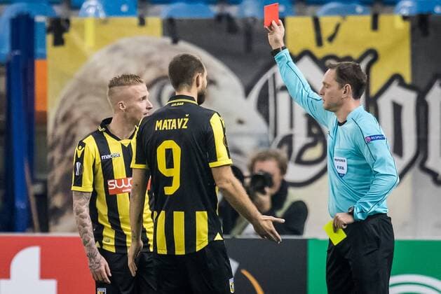 (L-R) Alexander Buttner of Vitesse, Tim Matavz of Vitesse, referee Yevhen Aranovskiy during the UEFA Europa League group K match between Vitesse Arnhem and sv Zulte Waregem at Gelredome on November 02, 2017 in Arnhem, The Netherlands UEFA Europa League 2017 2018 xVIxVIxImagesx xRonaldxBonestrooxIVx 9192479