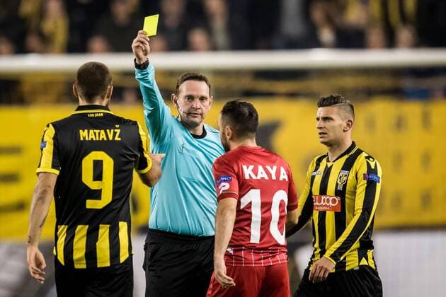 (L-R) Tim Matavz of Vitesse, referee Yevhen Aranovskiy, Onur Kaya of Zulte Waregem, Bryan Linssen of Vitesse during the UEFA Europa League group K match between Vitesse Arnhem and sv Zulte Waregem at Gelredome on November 02, 2017 in Arnhem, The Netherlands UEFA Europa League 2017 2018 xVIxVIxImagesx xRonaldxBonestrooxIVx 9192532