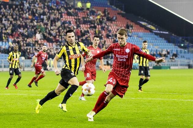 ARNHEM, Vitesse - SV Zulte Waregem, 2-11-2017, voetbal, seizoen 2017-2018, Europa League, stadion de Gelredome, Waregem speler Sander Coopman (2R), Vitesse speler Thomas Bruns (M) Vitesse - Waregem  x1793274x