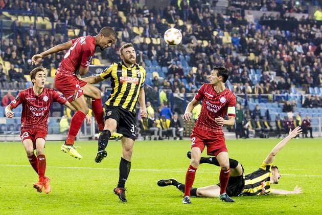 ARNHEM, Vitesse - SV Zulte Waregem, 2-11-2017, voetbal, seizoen 2017-2018, Europa League, stadion de Gelredome, Waregem speler Marvin Baudry (2L), Vitesse speler Guram Kashia (M), Waregem speler Davy De Fauw (2R) Vitesse - Waregem  x1793277x