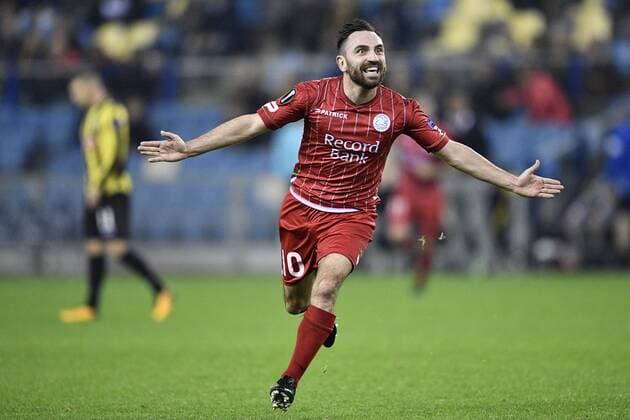 Bilder des Tages - SPORT Essevee s Onur Kaya celebrates after scoring during a soccer game between Dutch club SBV Vitesse and Belgian team SV Zulte Waregem, Thursday 02 November 2017 in Arnhem, The Netherlands, the fourth game of the group stage (Group K) of the UEFA Europa League competition. YORICKxJANSENS  x05193790x