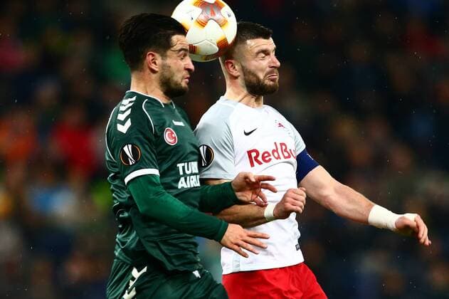 Bilder des Tages - SPORT SOCCER - UEFA EL, RBS vs Konyaspor SALZBURG,AUSTRIA,02.NOV.17 - SOCCER - UEFA Europa League, group stage, Red Bull Salzburg vs Atiker Konyaspor. Image shows Oemer Ali Sahiner (Konyaspor) and Valon Berisha (RBS). GEPAxpictures xFelixxRoittner